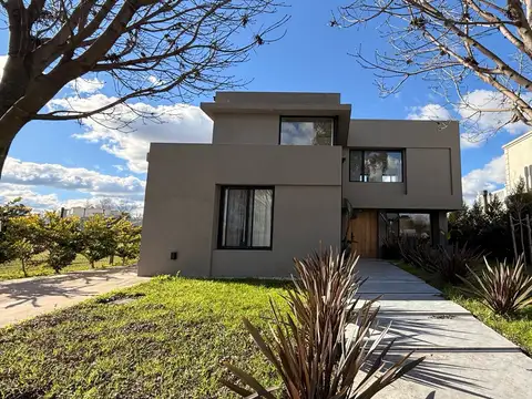VENTA CASA 6 AMBIENTES CON PILETA - BARRIO SANTO TOMAS PILAR.