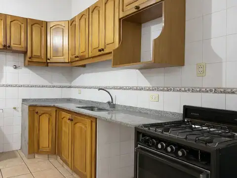 VENTA DEPTO 3 AMB CON ESCRITORIO COCHERA Y PATIO