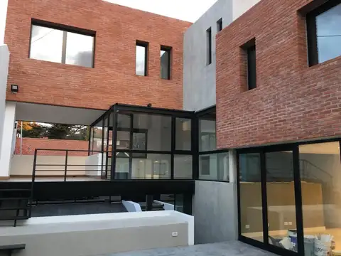 Excelente Chalet en pleno barrio Los Troncos