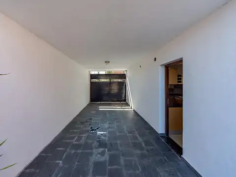 VENTA - Casa de 2 dormitorios con Cochera , Jardín y Quincho - Fisherton , Rosario.