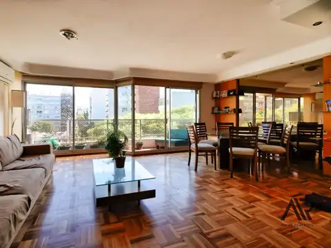 Venta de Apartamento 3 Dormitorios servicio y garaje doble en Punta Carretas