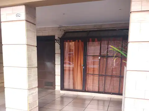 Local en entrada de edificio con baño y espacio para cocinita