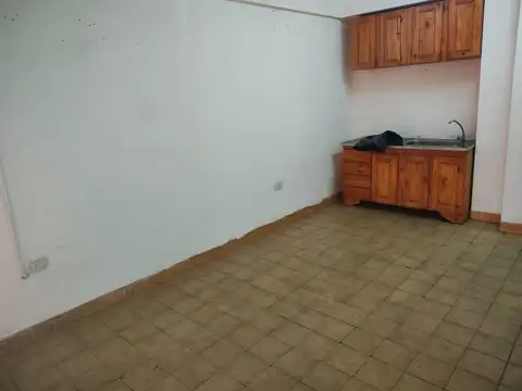 Local en entrada de edificio con baño y espacio para cocinita