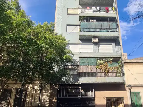 Agüero al 700 entre Tucumán y Lavalle, Abasto. Piso 4. Contrafrente. 3 ambientes. 2 dormitorios. Completamente reciclado a nuevo. Impecable. Muy luminoso. 56,5 m2 totales y cubiertos. Precio incluye muebles y equipamiento. Tiene gas. Conexión lavarropas.