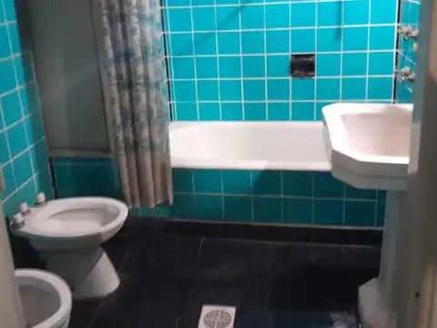Casa en venta - 3 Dormitorios 2 Baños - Local - 261Mts2 - Lanús