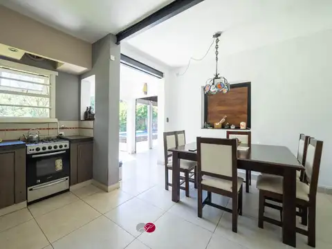 Casa 4 ambientes con 2 baños