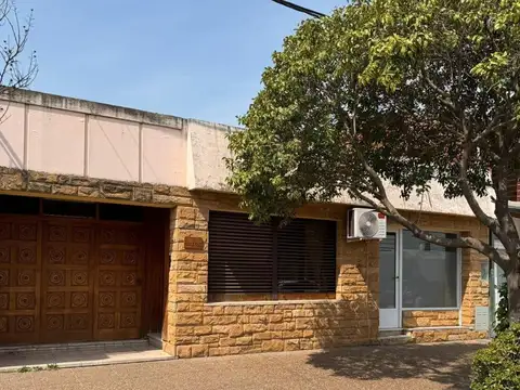 Casa en venta - 3 Dormitorios 2 Baños - 242mts2 - Chivilcoy