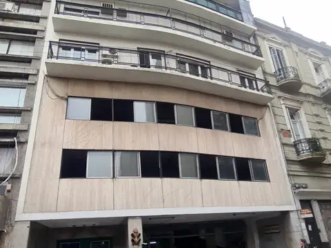 Bartolomé Mitre al 1200 y Libertad. Piso 9. Balcón corrido al frente. 2 ambientes. Superficie total: 54 m2. Superficie cubierta: 38 m2. Ultra luminoso. Vista abierta. Conexión para lavarropas. Cocina incorporada con barra. Baño reciclado