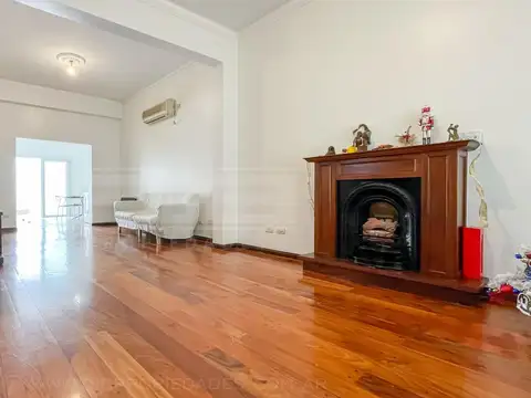 Cordoba  al 3100, entre Roma y Domingo de Acassuso