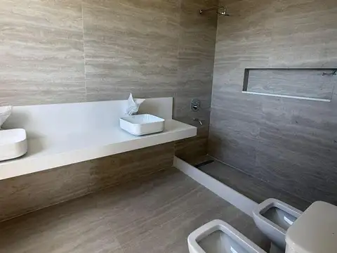 Casa en venta al lago barrio Costas puertos