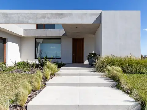 Casa en Venta con 5 cocheras
