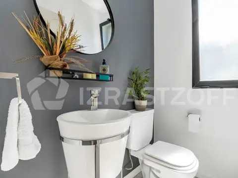 Casa en Venta con 6 cocheras