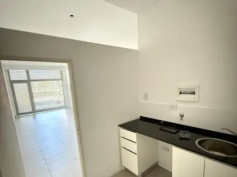 Local en Alquiler en Refinerias, $ 749.000