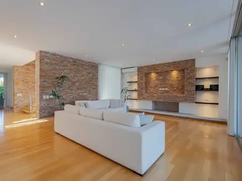 Casa 9 ambientes con 4 baños