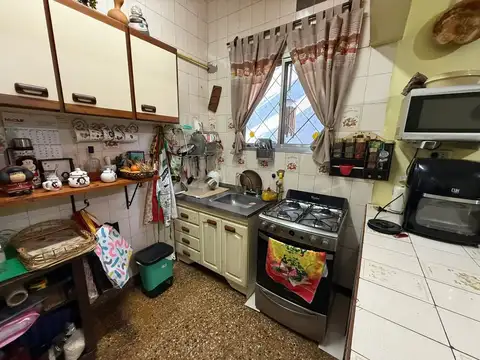 CASA 4 AMB.  CON PARQUE , COCHERA Y PILETA