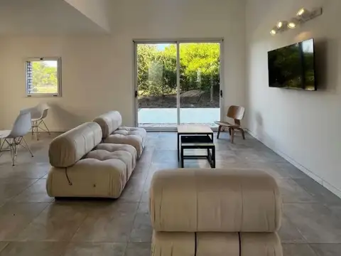 Casa 5 ambientes con 4 baños