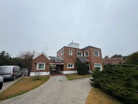 Casa 5 ambientes con 4 baños