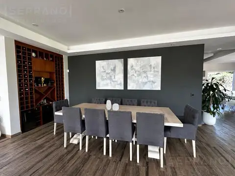 Casa en Venta con 3 cocheras