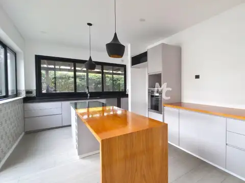 Casa 6 ambientes con 3 baños