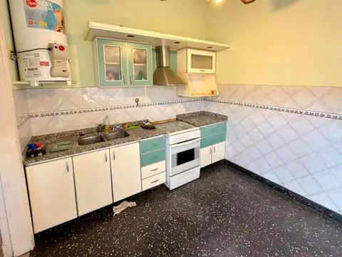 Casa 9 ambientes con 2 baños