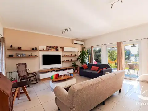 Casa 4 ambientes con 2 baños