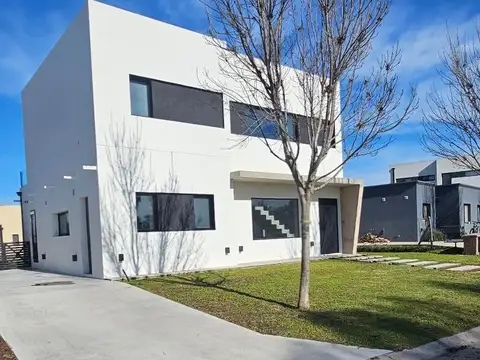 Venta de Casa 4 Ambientes con Pileta en Barrio Santo Tomás –