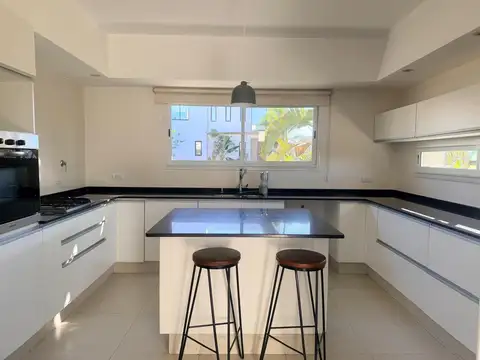 Casa 4 ambientes con 3 baños