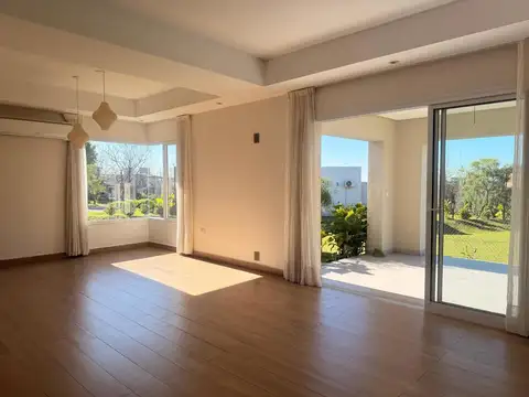 Casa en Venta con 4 cocheras