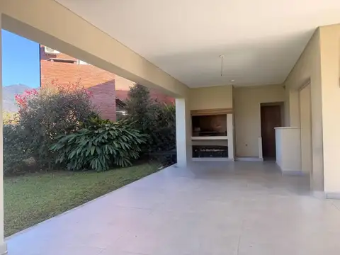 Casa en Venta con 4 cocheras