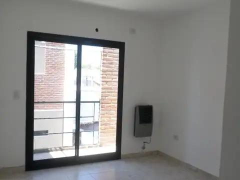 AMPLIO Y LUMINOSO - MUY BUENA UBICACIÓN  - 3 AMBIENTES  CON COCHERA