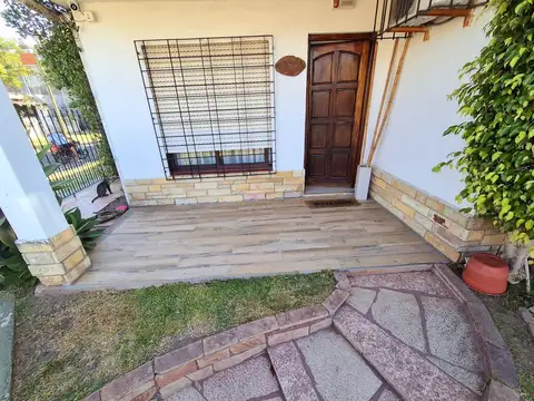 Casa 4 ambientes con 2 baños
