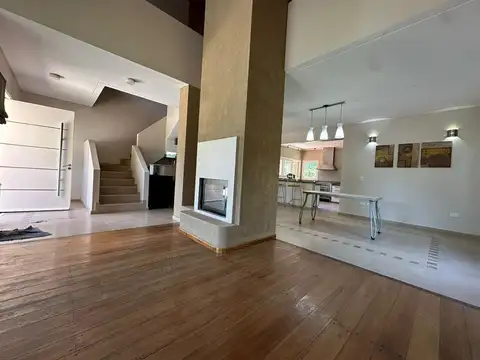 Casa 8 ambientes con 3 baños