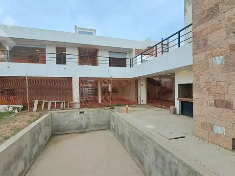 CASA a terminar,  más de 500m2 construidos. Capellán al 300. CIPOLLETTI - Río Negro.