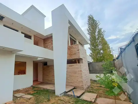 VENTA CASA  4 DORM Bº RESIDENCIAL ABIERTO, CIPOLLETTI