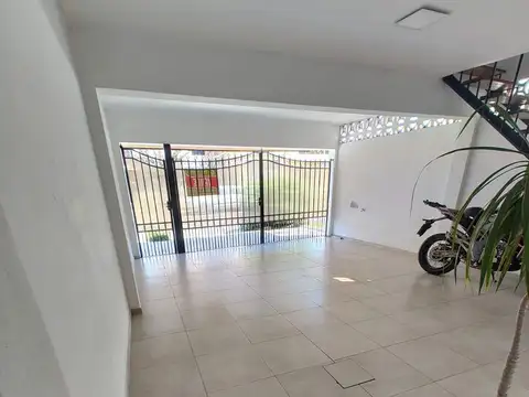 Casa 6 ambientes con 2 baños