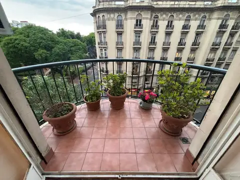 Piso único 4 ambientes a la plaza. Recoleta.