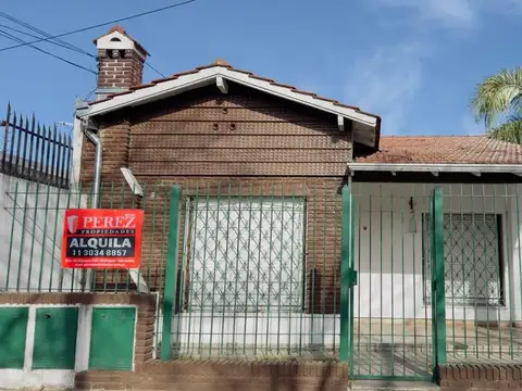 Casa al frente con patio en planta baja