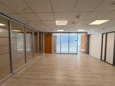 Oficina en Alquiler con 2 cocheras