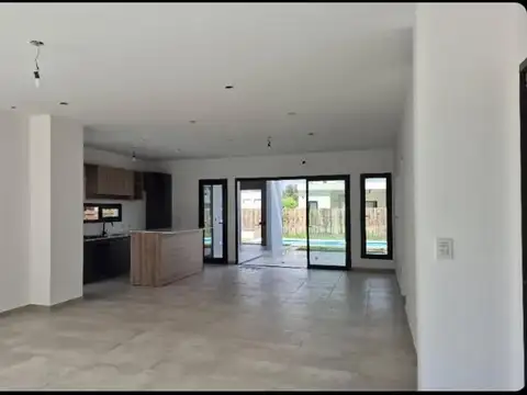 Casa 5 ambientes con 4 baños