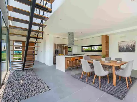 Casa en Venta con 2 cocheras