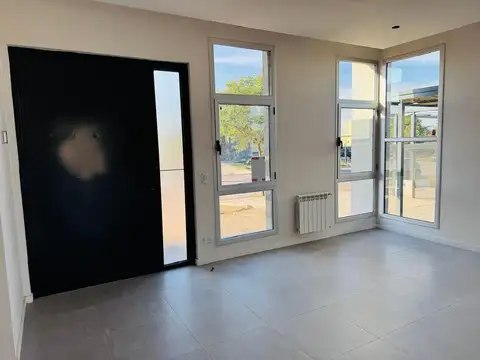 Casa 4 ambientes con 2 baños