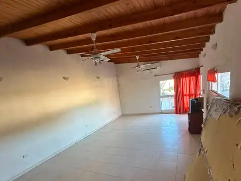 Casa 8 ambientes con 2 baños
