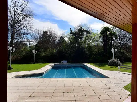 Casa 8 ambientes con 4 baños