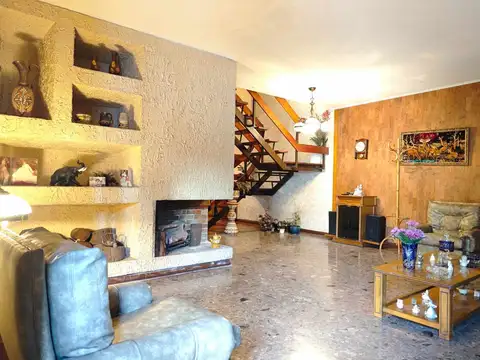 VENTA PH 4 AMBIENTES al frente en FLORES