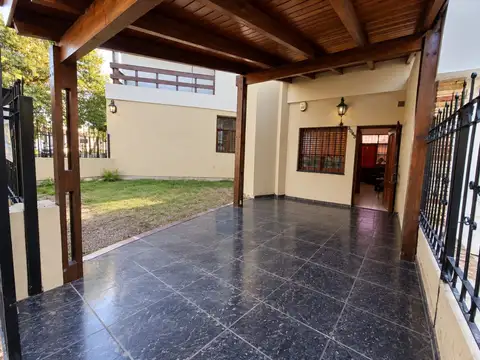 VENTA CASA 2 DORMITORIOS PATIO Y COCHERA  AYACUCHO