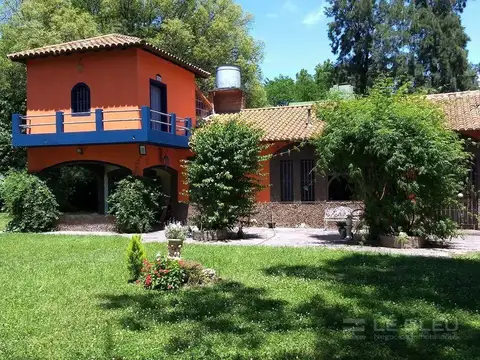 VENTA DE CASA COLONIAL DE 7 AMB. CON IMPORTANTE TERRENO Y PILETA