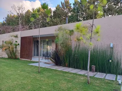Casa en venta - 3 Dormitorios 4 Baños -Club Miralagos- La Plata.