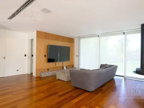 Casa en Alquiler con 10 cocheras