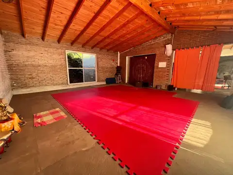 CASA EN VENTA LA PLATA 2 DORMITORIOS CON JARDIN