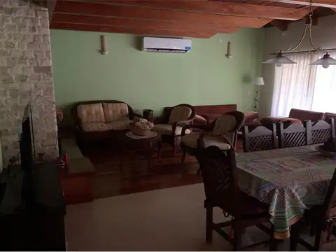 Casa 6 ambientes con 2 baños